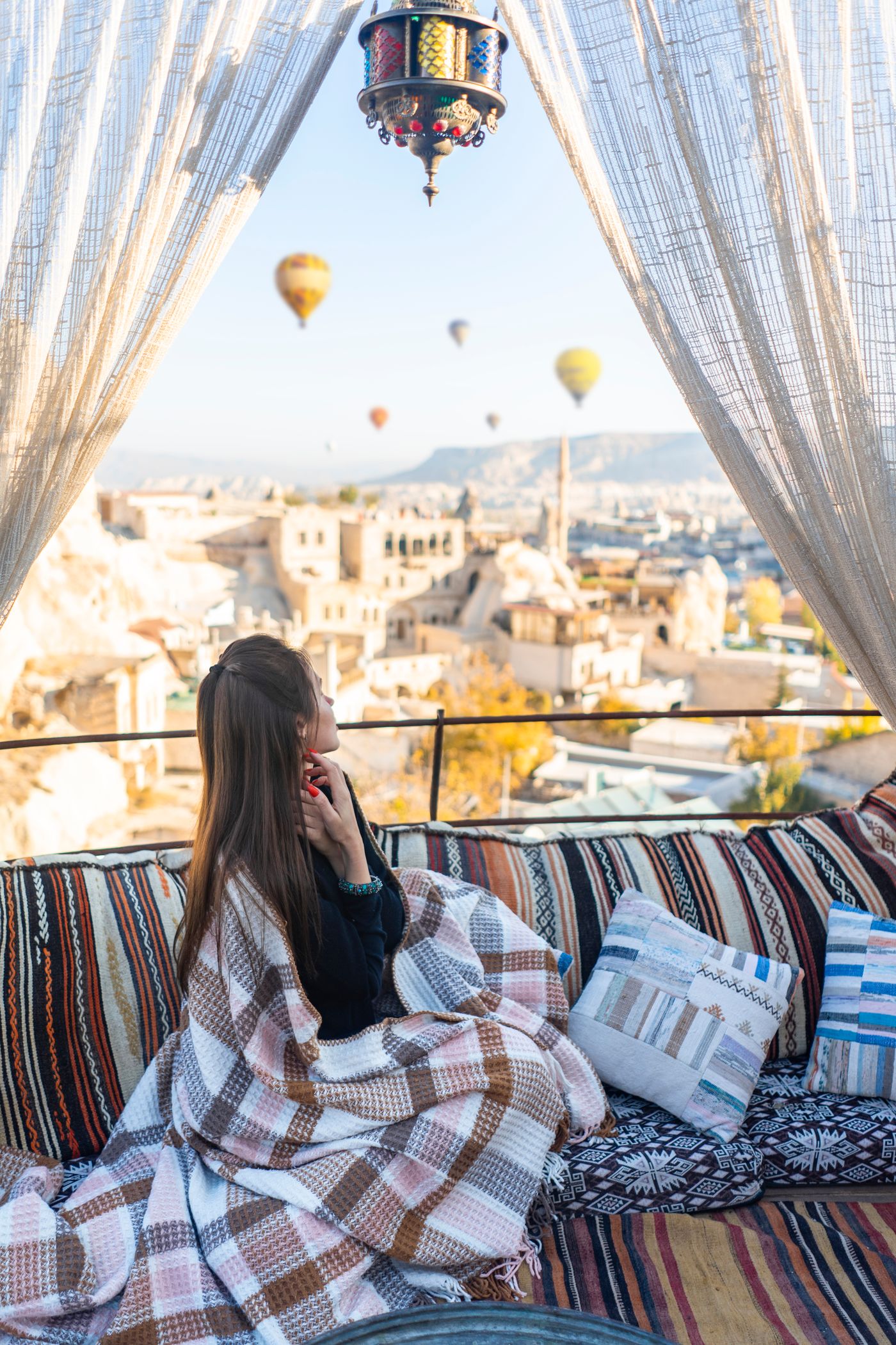 Terraço de hotel na Capadócia com vista para os balões